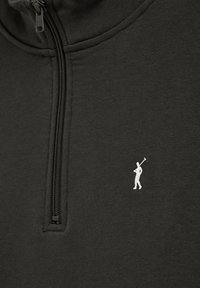 Zwarte pullover met een ritskraag, met een witte silhouet logo van een golfer. Gemaakt van zachte stof met een gladde textuur.