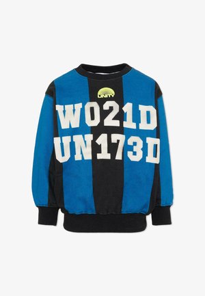 Felpa a righe blu e nero con lettere e numeri bianchi in grassetto "W021D UN173D" e un logo giallo "UNITY" sopra.