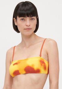 Gul og oransje ribbet bandeau-bikini topp med justerbare tynne stropper og abstrakt fargekode. Glatt tekstur og tettsittende design.
