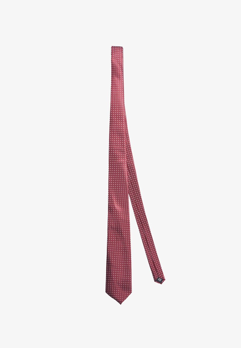 Cravatta di seta bordeaux con un design sottile, caratterizzata da pois bianchi. La punta è appuntita e il tessuto ha una texture liscia e lucida.