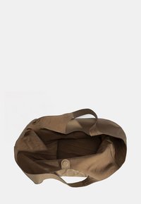 Bruine stoffen boodschappentas met een gladde leren afwerking. Het interieur is ruim en gevoerd, met een zachte textuur en geen zichtbare sluiting.