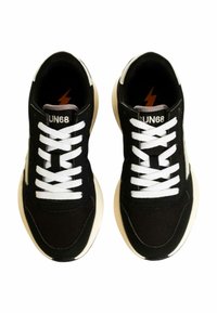 Sneaker bianco e nero con lacci bianchi, suole beige e marchio "SUN68" sulla linguetta, viste dall'alto.