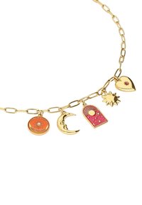 Collar de cadena en tono dorado que presenta cinco charms: medallón redondo naranja "Stay Magical", luna creciente, corazón rosa, sol y un diseño de puerta decorativa.