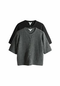 Svetr s kabelovým vzorem v šedé a černé barvě, s kulatým výstřihem, krátkým rukávem a předním zapínáním na kulaté ploché knoflíky.