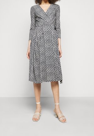 Wikkeljurk met bloemenprint in marineblauw en wit, gemaakt van lichtgewicht stof, met een V-hals, driekwartmouwen en een uitlopende rok.