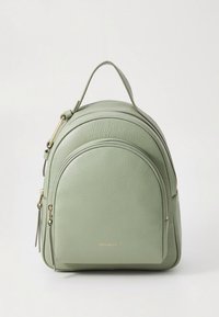 Mochila de couro verde-claro com formato arredondado, detalhes em dourado e uma alça superior. Apresenta um acabamento texturizado subtil e compartimentos duplos com fecho de correr.
