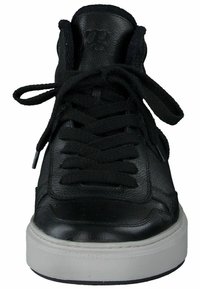 Černé kožené tenisky s plochou bílou gumovou podrážkou, kulatými tkaničkami, texturovaným svrchním materiálem a polstrovaným límcem kolem kotníku.