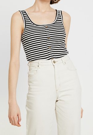 Zwart-wit gestreepte tanktop met een ronde hals en vijf knoopdetails in het midden. Gecombineerd met een crème broek met hoge taille.