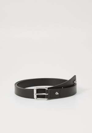 Svart lærbelte med sølvspenne, lagt flatt mot en hvit bakgrunn. Enkelt design, egnet for både uformell og formell bruk.