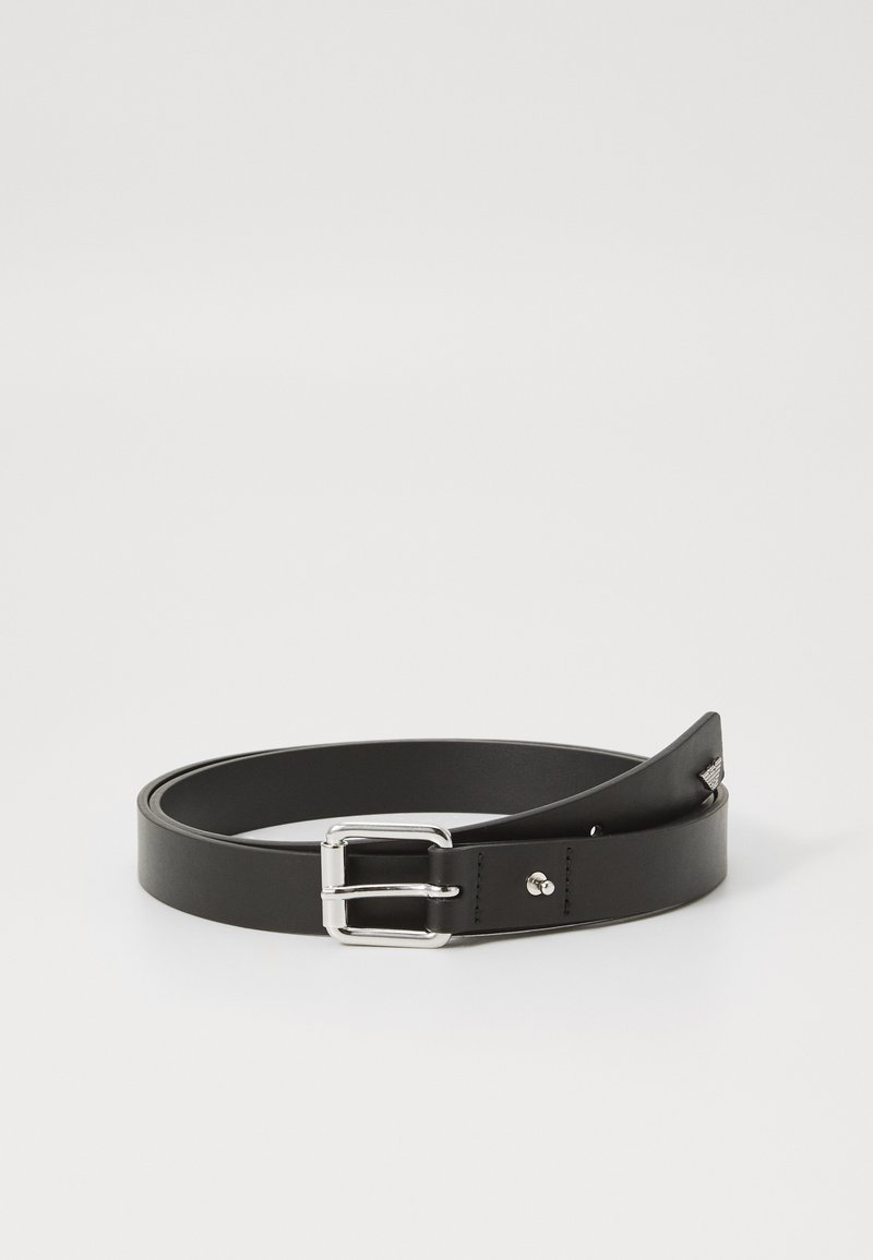 Ceinture en cuir noir avec une boucle en argent, posée à plat sur un fond blanc. Design simple, adapté pour un usage décontracté ou formel.