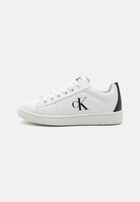 Baskets en cuir blanc avec un accent noir au talon et le logo "CK" en noir sur le côté. Bout arrondi et semelle texturée.