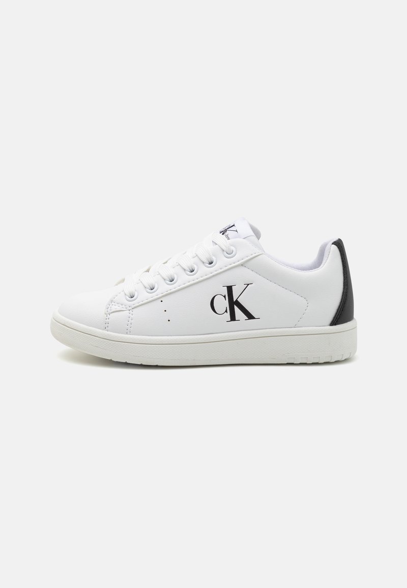 Baskets en cuir blanc avec un accent noir au talon et le logo "CK" en noir sur le côté. Bout arrondi et semelle texturée.