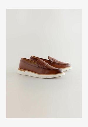 Brązowe skórzane loafersy z białą gumową podeszwą, z tkanym akcentem z przodu i niskim krojem ułatwiającym zakładanie.