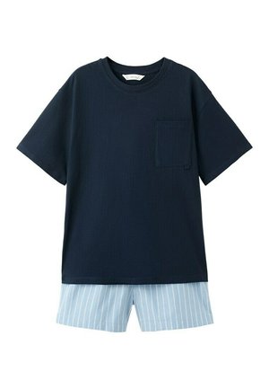 T-shirt bleu marine à manches courtes avec poche poitrine, associé à un short rayé bleu clair et blanc.