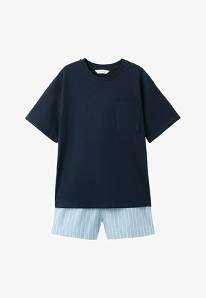 T-shirt blu navy a maniche corte con taschino sul petto abbinata a pantaloncini a righe azzurre e bianche.