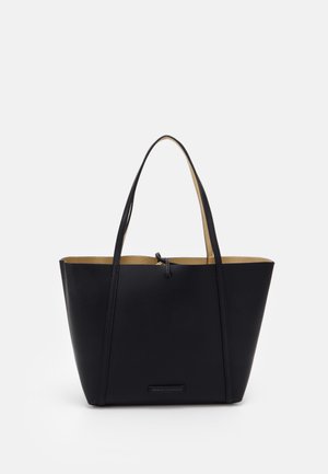 Sac fourre-tout en cuir noir avec une finition texturée, à ouverture sur le dessus et de longues poignées. L'intérieur est d'une couleur tan contrastante. Aucun détail matériel visible.