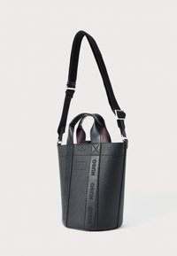 Geantă tip bucket din piele neagră cu textură embosată, bretea lată pentru umăr și mânere în culoare contrastantă. Prezintă accente cu marcă și un design structurat.