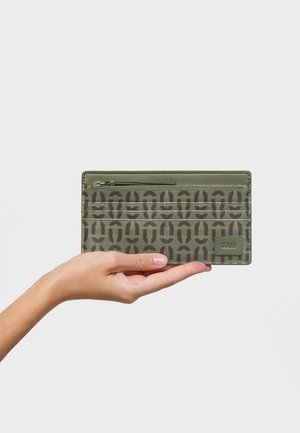 Portafoglio verde con motivo, superficie texture, più scomparti per carte e un comparto con cerniera. Dettaglio del logo visibile sul lato.