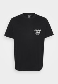 Schwarzes Baumwoll-T-Shirt mit Rundhalsausschnitt, kurzen Ärmeln und weißem Drucktext auf der linken Brustseite. Einfaches Design ohne zusätzliche Muster.