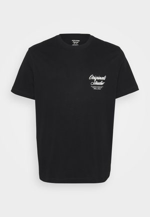 Schwarzes Baumwoll-T-Shirt mit Rundhalsausschnitt, kurzen Ärmeln und weißem Drucktext auf der linken Brustseite. Einfaches Design ohne zusätzliche Muster.