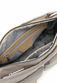 Interno di borsa in tessuto grigio intrecciato con fodera a motivo grigio chiaro, dotato di una tasca con zip color beige e più scomparti.