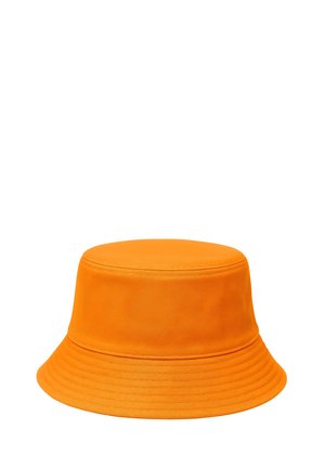 Jaskrawy pomarańczowy materiałowy kapelusz typu bucket z przeszytym rondem i prostym wzorem, przedstawiony na białym tle.