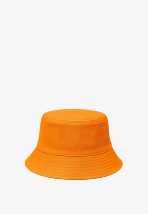 Jaskrawy pomarańczowy materiałowy kapelusz typu bucket z przeszytym rondem i prostym wzorem, przedstawiony na białym tle.