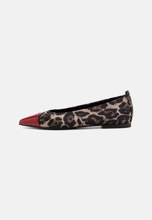 Chaussure plate à imprimé léopard avec une tige en textile noir, un bout pointu en cuir verni rouge et une semelle basse noire. Design épuré avec des accents minimalistes.