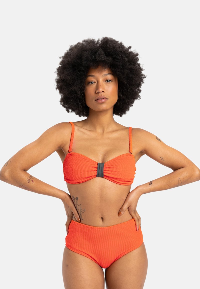 Geribbelde oranje bikini-set met een bandeau-top met een zwarte accent en een hoogoprijzende onderkant. Gemaakt van textiel met textuur, minimale hardware.
