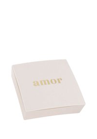 Scatola di gioielli bianca con testo dorato "amor" centrato sul coperchio.