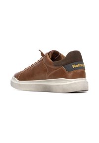 Zapatilla de cuero marrón con parte superior texturizada, tacón en un marrón oscuro contrastante, suela de goma crema y logo "Refresh" en dorado en la parte posterior.