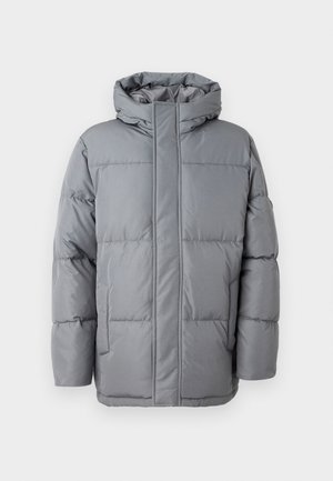 Graue wattierte Jacke mit hohem Kragen, Front-Reißverschluss und seitlichen Taschen. Verfügt über ein gestepptes Design und eine glatte, matte Textur.