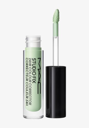 Correcteur de couleur liquide MAC Studio Fix vert pour 24 heures avec applicateur et bouchon noir sur fond blanc.