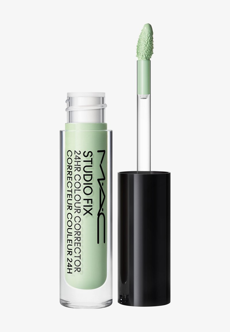 Correcteur de couleur liquide MAC Studio Fix vert pour 24 heures avec applicateur et bouchon noir sur fond blanc.