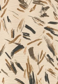 Světlé béžové tkaniny s abstraktními vzory štětcem v hnědé, tmavě hnědé a černé barvě. Texturovaný povrch s různou šířkou štětce.