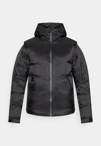 Veste matelassée noire avec capuche, dotée d'une fermeture éclair frontale sur toute la longueur et de deux poches latérales. Texture lisse et brillante avec des sections matelassées.