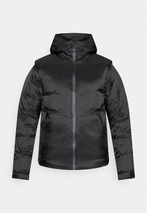 Casaco puffer preto com capuz, apresentando um fecho frontal de comprimento total e dois bolsos laterais. Textura suave e brilhante com zonas acolchoadas.