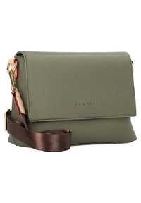Sac bandoulière en cuir texturé vert avec une fermeture à rabat, quincaillerie dorée et une bandoulière en satin marron. Présente un logo embossé sur le devant.