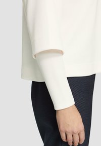 s.Oliver BLACK LABEL LOOSE AUS MIT ÜBERSCHNITTENEN SCHULTERN - Sweatshirt - ecru