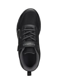 Schwarzer Sneaker mit einem Obermaterial aus Netzgewebe, Schnürung und Klettverschluss, gepolstertem Kragen und strukturiertem Gummisohle; Logo auf dem Riemen.