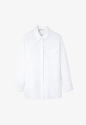 Witte linnen blouse met een kraag, lange mouwen, sluiting met knopen aan de voorkant en een borstzak aan de linkerkant. Zachte textuur en lichtgewicht ontwerp.