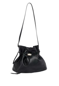 Borsa a spalla in pelle nera con una lunga tracolla, parte superiore arricciata e chiusura regolabile con cordoncino dotata di un gancio in argento.