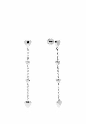 Øreringe i sølvfarve med fire polerede hjertevedhæng forbundet med små kæder, sikret med stiftelåse.