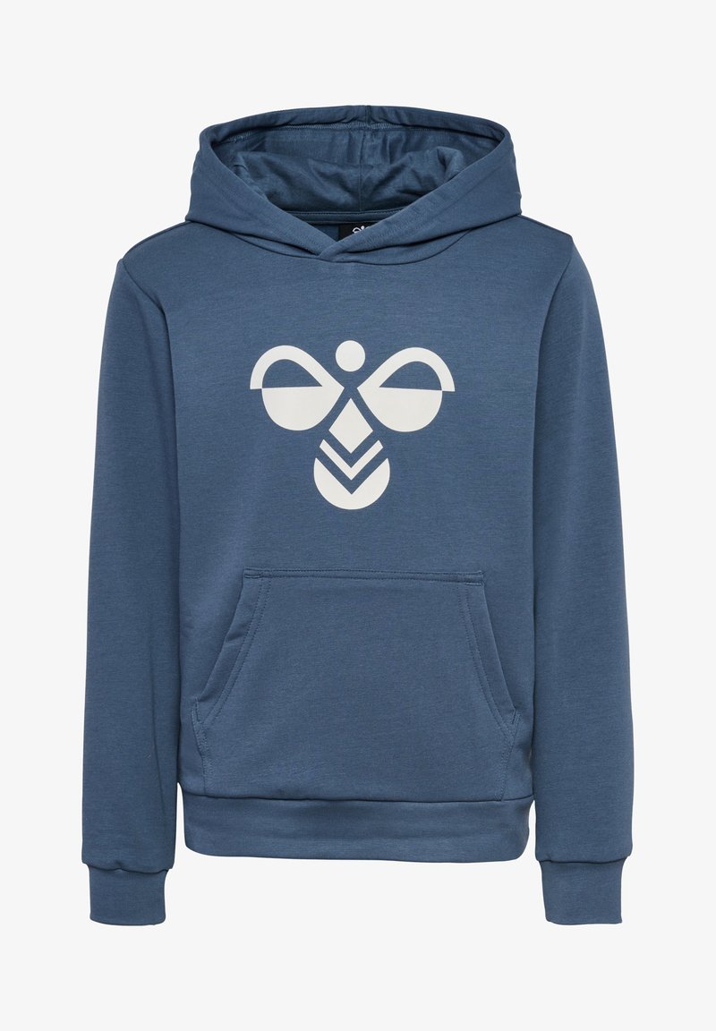 Mėlynas džemperis, pagamintas iš minkštos medžiagos, su dideliu baltu grafiniu dizainu, vaizduojančiu bičių ir lapų raštą priekyje. Įtraukta kengūros kišenė.