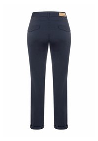 Pantalons en denim bleu marine avec une jambe droite, des poignets retroussés et deux poches arrière. Présente une étiquette en cuir beige sur la ceinture arrière.