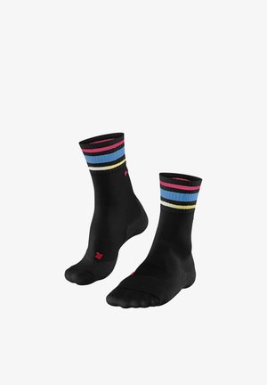 Schwarze Socken bis zur Mitte der Wade mit rosa, blauen, gelben und weißen Streifen nahe dem oberen Rand, mit roten Markierungen für den rechten und linken Fuß an den Zehen.