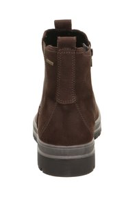 Hnědá kožená kotníková bota s texturovaným povrchem, zesílenou patou, šedou gumovou podrážkou a bočním zipem pro snadné obouvání.