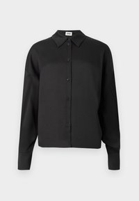 Svart langermet skjorte med krage, med en glatt tekstur og et cropped snitt. Knapper er mørke og jevnt fordelt.