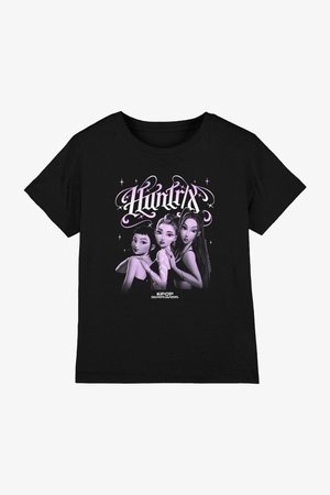 Schwarzes T-Shirt mit stilisiertem lila Text "Huntrix" über drei animierten weiblichen Charakteren und darunter "K-pop Demon Hunters".