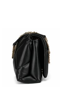 Czarna pikowana skórzana torebka z złotym łańcuchem, przedstawiona z boku na białym tle.